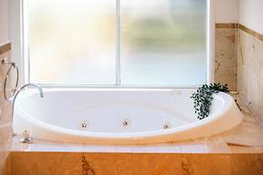 StayAU 6BRM Lakeview Villa Holiday Stay