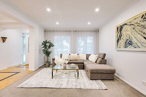 StayAU 6BRM Lakeview Villa Holiday Stay