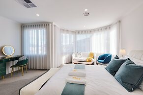 StayAU 6BRM Lakeview Villa Holiday Stay