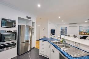 StayAU 6BRM Lakeview Villa Holiday Stay
