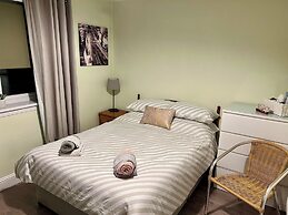 Room in Guest Room - Cozy Furnished Double Bedroom in Charming Lower V