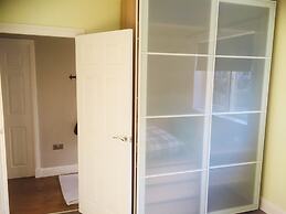 Room in Guest Room - Cozy Furnished Double Bedroom in Charming Lower V