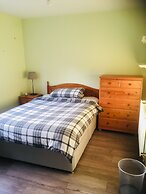 Room in Guest Room - Cozy Furnished Double Bedroom in Charming Lower V