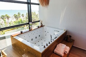 Marina Luxury Suites 101 Jacuzzi