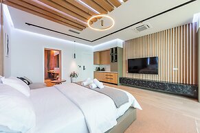 Marina Luxury Suites 101 Jacuzzi