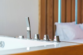 Marina Luxury Suites 101 Jacuzzi