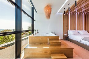 Marina Luxury Suites 101 Jacuzzi