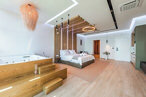 Marina Luxury Suites 101 Jacuzzi