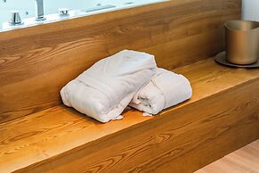 Marina Luxury Suites 101 Jacuzzi