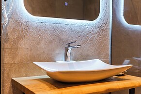 Marina Luxury Suites 101 Jacuzzi