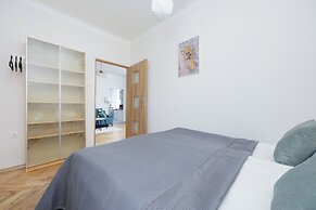 Apartment Near Łazienki by Renters