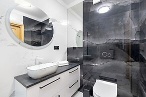 Apartment With Parking by Renters