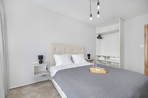 Apartment With Parking by Renters