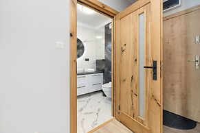 Apartment With Parking by Renters