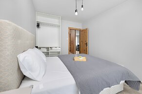 Apartment With Parking by Renters