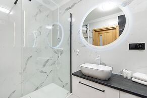 Apartment With Parking by Renters