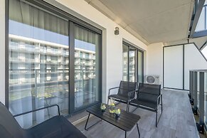 Apartment With Parking by Renters