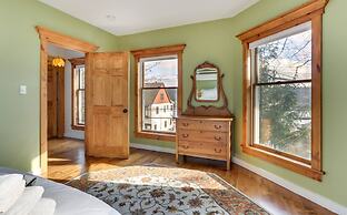 Victorian Lake Oasis