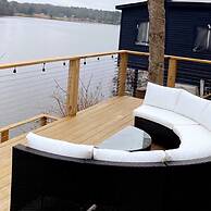 Victorian Lake Oasis