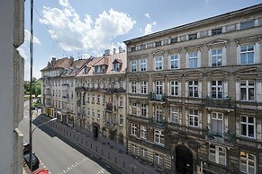 Wroclaw Apartment With Desk by Renters