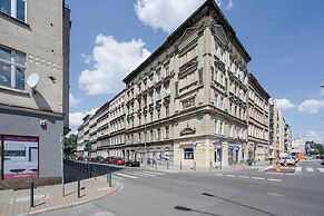 Wroclaw Apartment With Desk by Renters