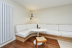 Luxury Designer Flat in Putney by Underthedoormat