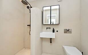 Luxury Designer Flat in Putney by Underthedoormat