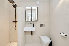 Luxury Designer Flat in Putney by Underthedoormat