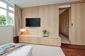 Luxury Designer Flat in Putney by Underthedoormat