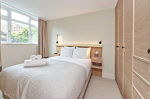 Luxury Designer Flat in Putney by Underthedoormat