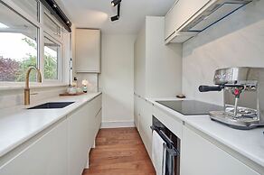 Luxury Designer Flat in Putney by Underthedoormat