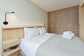 Luxury Designer Flat in Putney by Underthedoormat