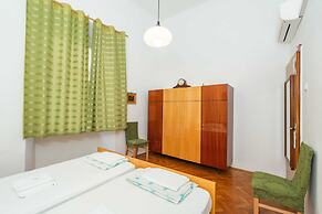 Three Stars Downtown Apartment