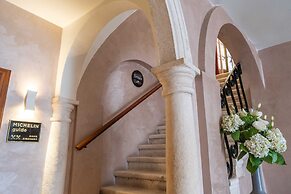 Three Stars Downtown Apartment