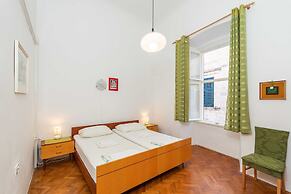 Three Stars Downtown Apartment