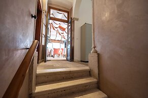 Three Stars Downtown Apartment