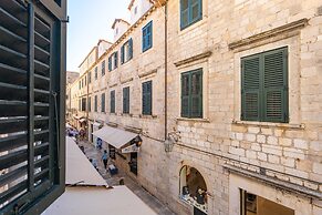 Three Stars Downtown Apartment