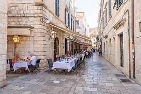 Three Stars Downtown Apartment