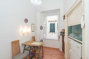 Three Stars Downtown Apartment