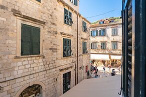 Three Stars Downtown Apartment