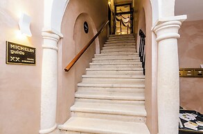 Three Stars Downtown Apartment