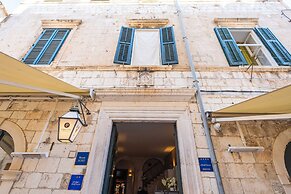 Three Stars Downtown Apartment