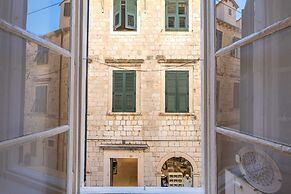 Three Stars Downtown Apartment