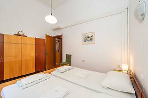 Three Stars Downtown Apartment