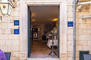 Three Stars Downtown Apartment