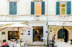 Three Stars Downtown Apartment