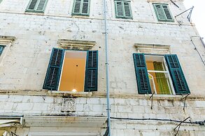 Three Stars Downtown Apartment