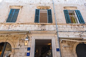 Three Stars Downtown Apartment