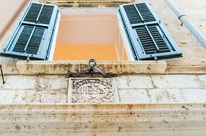 Three Stars Downtown Apartment