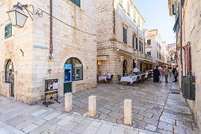 Three Stars Downtown Apartment